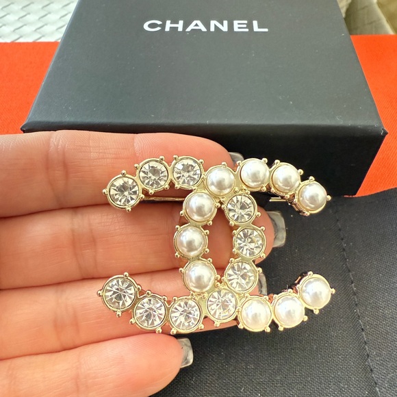 CHANEL 20B CLASSIC GOLD TONE LARGE BIG CC LOGO PEARL PEARLS CRYSTALS BROOCH PIN - Picture 8 of 10